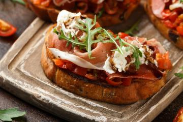 Bruschetta tomate, mozzarella et jambon cru
