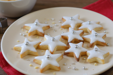 Sablés de Noël et glacage blanc comme neige