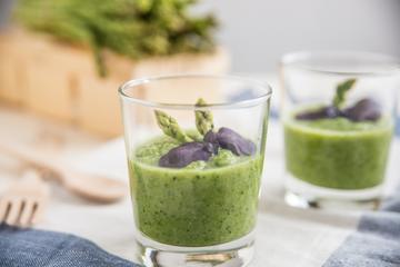 Gaspacho avec des asperges vertes