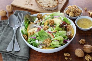 Salade de mesclun aux pommes, poires, fêta et Noix du Périgord AOP