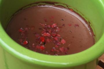 Crème au chocolat lègère aux baies roses - Charlotte en Cuisine