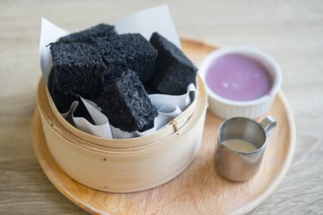 Tendance noire : c'est quoi le charbon végétal ?