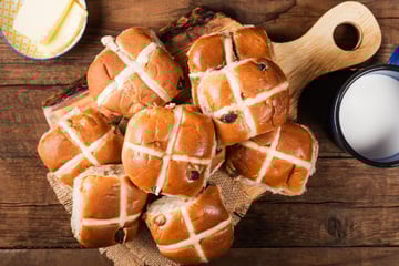 Fondez pour les hot cross buns, de délicieuses petites brioches de Pâques aux épices !