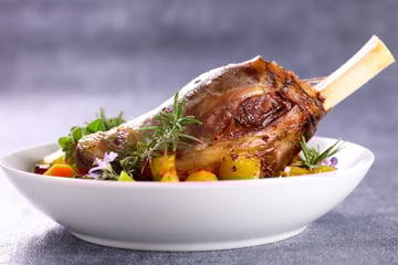 Gigot d’agneau : Norbert Tarayre livre sa méthode pour obtenir une viande fondante et bien parfumée