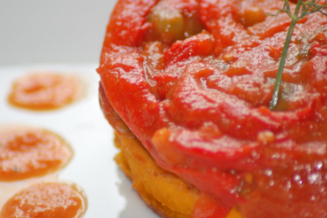 Salade Juive sur blinis de patate douce et mascarpone, purée de tomates séchées