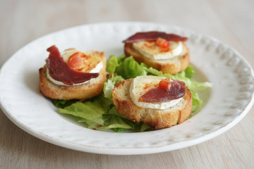 Toast de chèvre au piment d'Espelette & magret de canard séché