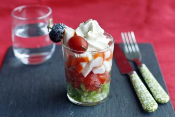 Verrine salade, tomates, bâtonnets Saveur Coraya et chantilly Chavroux - Coraya
