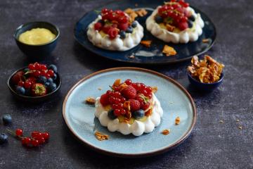 Pavlova d'été à la crème de citron et aux fruits rouges