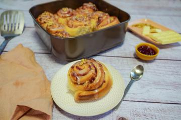 Brioches façon rolls à la confiture de framboises et éclats de pistaches