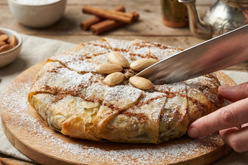 Julie Andrieu partage sa recette idéale pour la Saint-Valentin : une pastilla de poulet comme à Fès