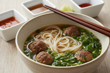 Pho vietnamien : bouillon de bœuf, nouilles de riz, herbes fraîches et boulettes de bœuf