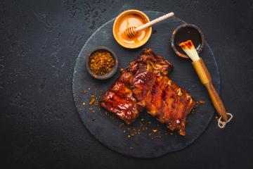 Travers de porc marinés au miel au barbecue