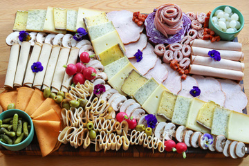 Raclette party : nos astuces pour réaliser un plateau de charcuterie parfait
