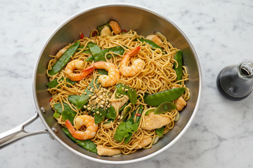 Wok de nouilles chinoises aux crevettes et poulet