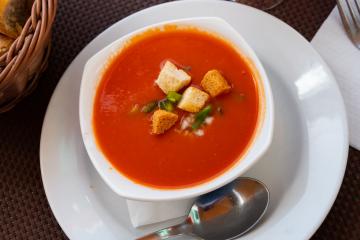 Gaspacho andalou au pain légèrement rassis