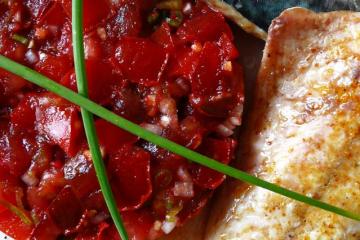 Filets de maquereaux aux épices à colombo et tartare de tomates au citron vert