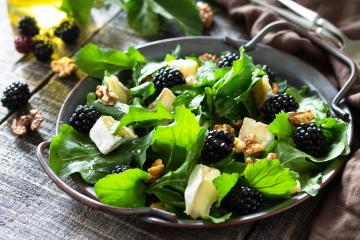 Salade de roquette au brie, noix et mûres