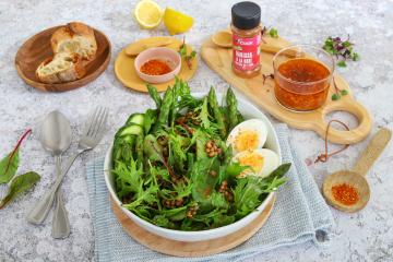 Salade composée aux légumes verts, lentilles et oeufs durs, vinaigrette à la Harissa à la rose