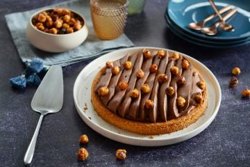 Tarte festive au chocolat et noisettes caramélisées