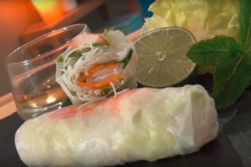 Rouleaux de printemps par Mr. Min 🥢 Ingrédients : - 4 feuilles de salade  verte 🥬 - 1 paquet de pousses de soja - 1 carotte 🥕 - 8 feuilles de riz -  2, By Mr. Min - Le Maître du Goût