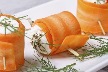 Rouleaux de carottes garnis au fromage frais