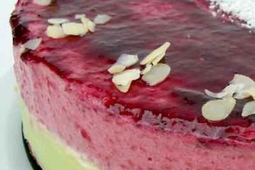 Bavarois à la framboise, pistache et noix de coco