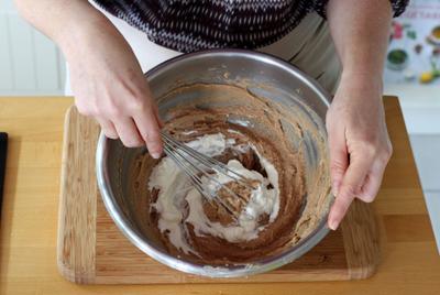 Ajoutez un quart de la chantilly à la crème de marrons et fouettez. Ajoutez le reste en incorporez à une spatule. Couvrez et réservez au frais.