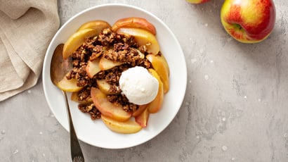 Un crumble aux pommes sans cuisson au four : c'est possible, et c'est incroyablement croustillant avec cette astuce !