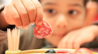 Fromage, viande, saucisson : à partir de quel âge les enfants peuvent-ils vraiment en manger sans risque ?