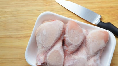 Vous avez retrouvé un vieux poulet au congélateur ? Voici l'unique condition pour le consommer sans danger