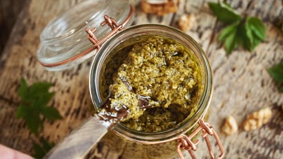 Marre du pesto classique ? Transformez de simples noix en un pesto d'automne ultra-crémeux en 5 minutes