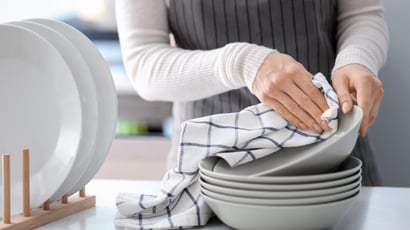 Vos torchons n'essuient rien ? L'astuce de grand-mère infaillible pour les rendre ultra-absorbants