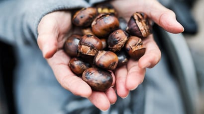 Oubliez les marrons chauds difficiles à éplucher : l'astuce magique au micro-ondes pour les peler en 30 secondes chrono