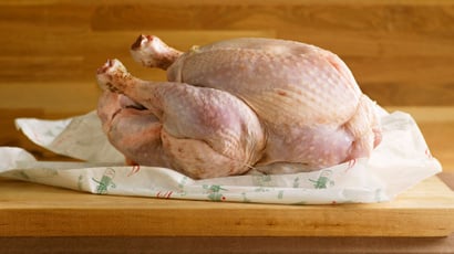 Peut-on conserver sa dinde à température ambiante quand il y a plus de place dans le frigo? Un Meilleur Ouvrier de France nous répond !