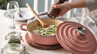 Ikea lance sa propre cocotte de style Le Creuset : un modèle rose canon à moins de 50 euros