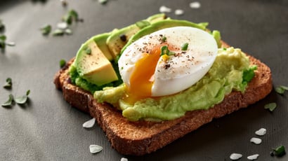 Les nutritionnistes sont formels : voici la meilleure cuisson pour manger des œufs avec de l'avocat le matin