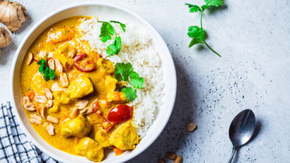 Poulet au curry express : la recette magique pour des blancs ultra juteux et fondants prêts en 10 minutes chrono