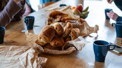 Croissant ou pain au chocolat : l'astuce magique pour redonner de la fraîcheur à vos viennoiseries avec un Air fryer