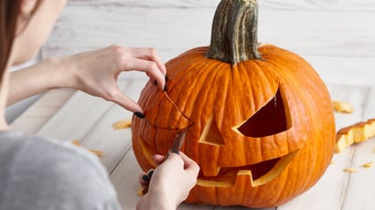 Voici la méthode la plus simple pour sculpter une citrouille d’Halloween sans se louper
