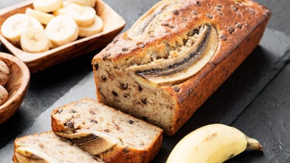 Terminez le banana bread trop dense : l'ingrédient secret des Américains pour le rendre ultra-aérien se prépare en 2 minutes à la maison
