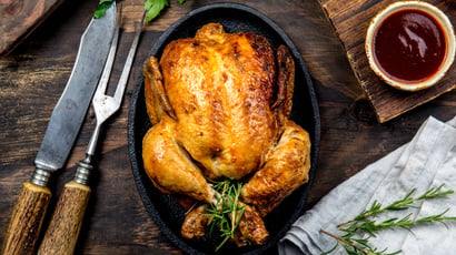 Fini le massacre du poulet du dimanche grâce à l'astuce de cette cheffe pour bien le découper