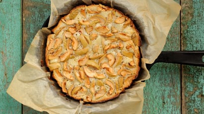 Prête en 10 minutes et avec 2 pommes : cette tarte express à la poêle va vous sauver la mise pour le goûter