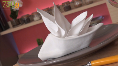 Pliage de serviettes en forme de voilier
