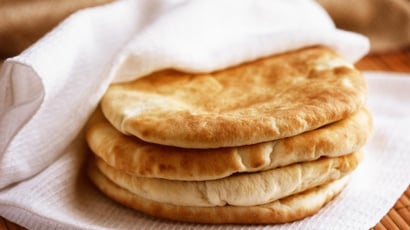 Petits pains express à la poêle avec seulement 2 ingrédients et prêts en 10 minutes pour le dimanche matin