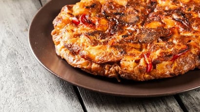 Parfaite pour le dimanche soir, découvrez notre recette de quiche sans pâte aux pommes de terre et chorizo