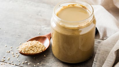 Ni beurre, ni crème : voici l’ingrédient miracle pour des purées ultra-crémeuses, des marinades parfaites et des desserts bluffants