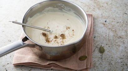 Ce chef est formel : ce simple ingrédient sauve instantanément une sauce beaucoup trop salée
