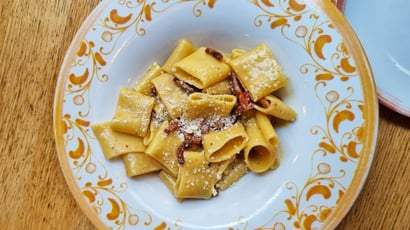 Ce chef italien dévoile ses secrets et sa recette pour faire les pâtes à la Carbonara comme à Rome