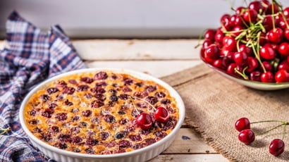 Clafoutis aux cerises : le secret des grands-mères pour une texture parfaite (et l’erreur que l’on fait presque tous)