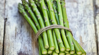 Soupe froide, pesto... Gardez les d’asperges, voici comment les cuisiner !